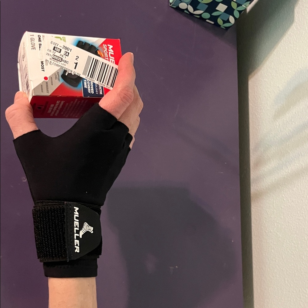 Mueller Black Wrist Support
